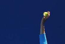 Una pelota durante un partido de tenis.