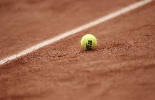 Foto de archivo de archivo de una bola de tenis.