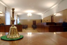 Una sala de un juzgado.