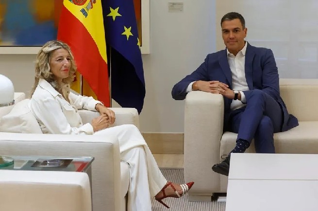 Foto de archivo de Yolanda Díaz y Pedro Sánchez.