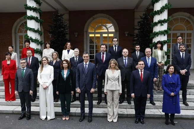 Pedro Sánchez (c) posa con su equipo de gobierno.