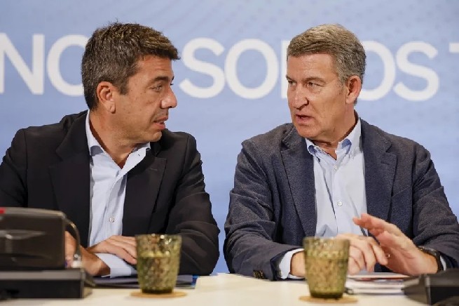  Núñez Feijóo (d), y Carlos Mazón.