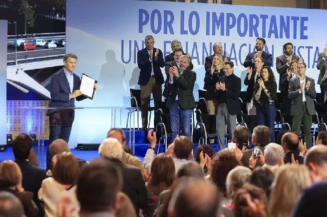 Núñez Feijòo (i).