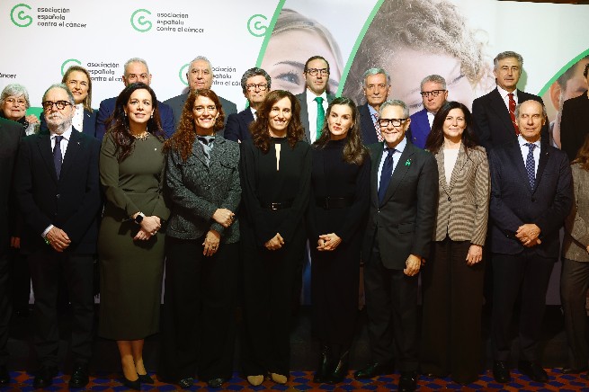 La ministra de Sanidad, Mónica García (4i).