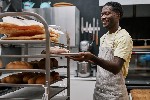 Un trabajador en una panadería.