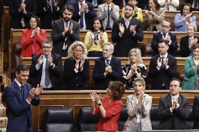 Pedro Sánchez (i), en el Congreso.