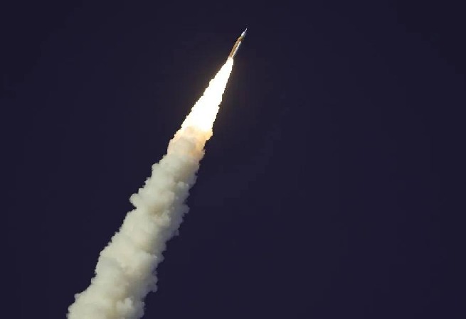 Vista del cohete de la misión Artemis II.