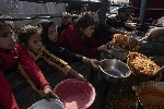 Palestinos reciben alimentos.