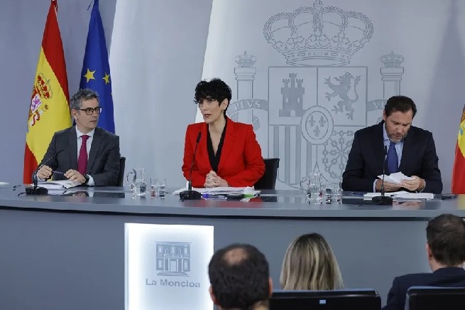 La ministra Elma Saiz (c).