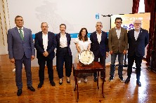 A alcaldesa, Inés Rey (c).