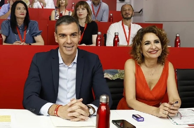 Pedro Sánchez (i), en el Comité Federal. 