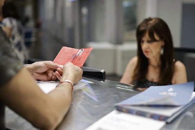 Un solicitante de la regularización.