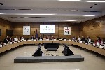 La ministra de Sanidad, Mónica García (c). 