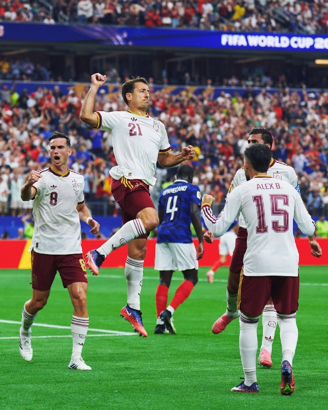 Oyarzabal celebra el gol.