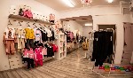 Una tienda de ropa infantil.