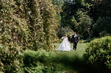 oto de archivo de una pareja de novios.