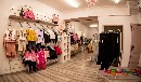 Una tienda de ropa infantil.
