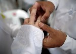 Una pareja intercambian anillos.