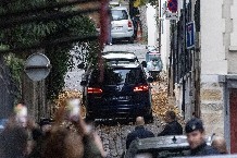 Nicolas Sarkozy llega en coche a su casa.