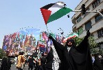 Un mujer ondea una bandera palestina.