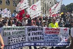 Miles de personas recorren las calles de Lisboa.