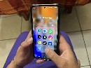 Un adolescente consulta su teléfono móvil.