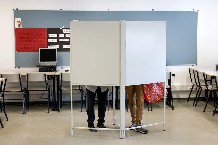 Foto de archivo de una cabina de votación.