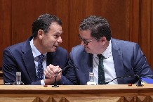 El primer ministro portugués Luis Montenegro (i).