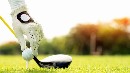 Jugar al golf.