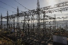 Varios postes eléctricos. 