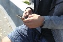 Un adolescente manejando un móvil.