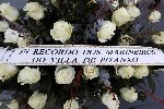 Un ramo de flores en memoria de las víctimas.