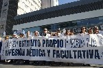 Foto de archivo de médicos concentrados.