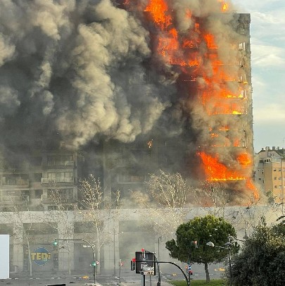Imagen del edificio en llamas.